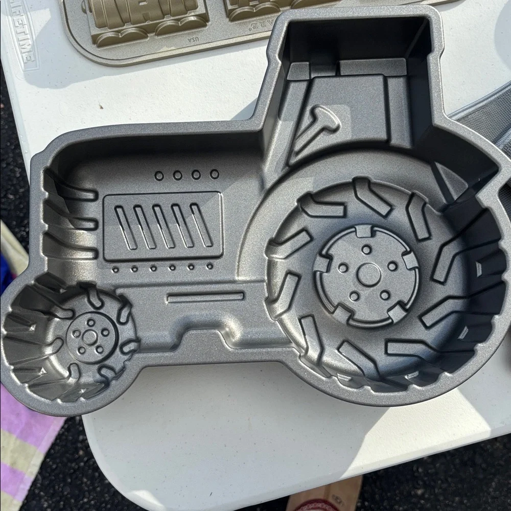 Nordic Ware Silver Tractor Cake Pan 9 Cups 2.1 Liter
